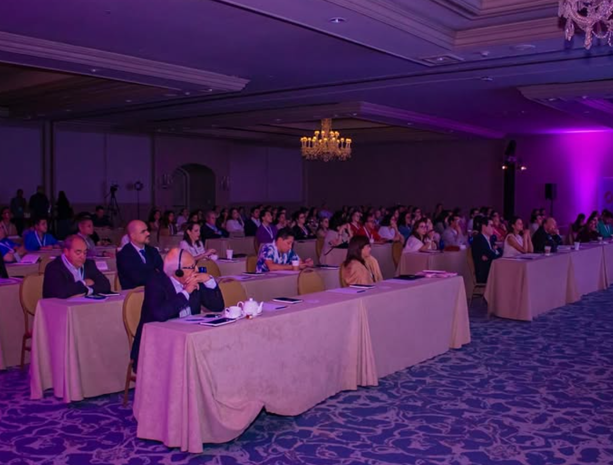 Mesa de expertos en el escenario del Primer Foro InmunoDerma 2025